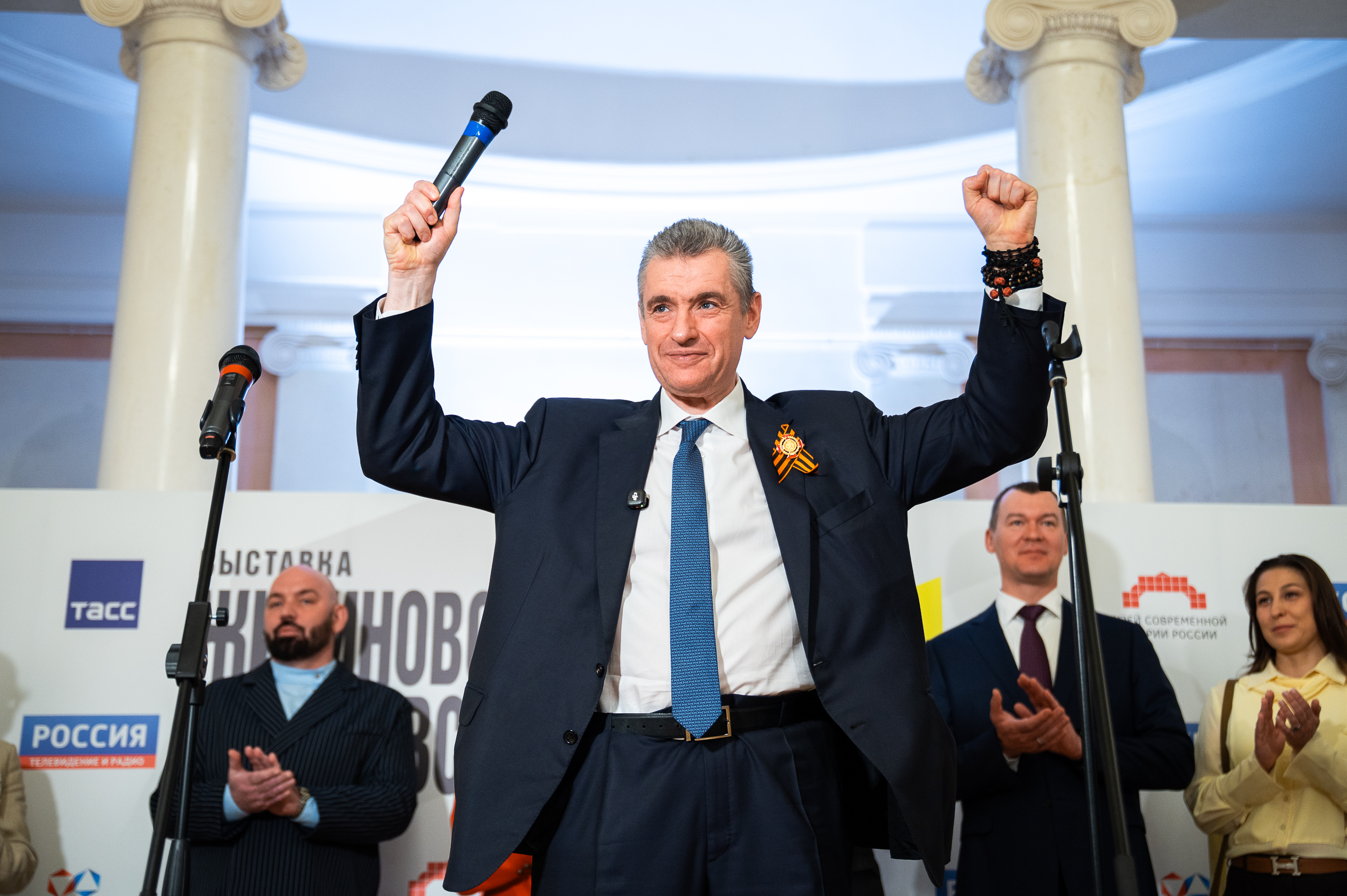 Леонид Слуцкий открыл выставку «Жириновский навсегда»